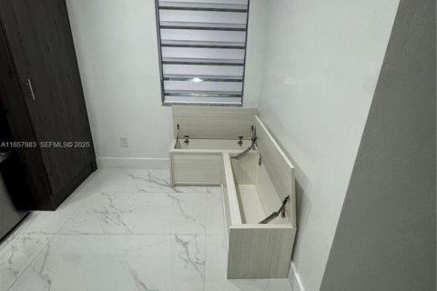 Villa ou maison à louer à Miami, Floride: 3 chambres, 191.38 m2 № 1960771 - photo 11