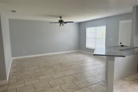 House in Saint Petersburg, Florida 3 bedrooms, 112.88 sq.m. № 1792774 - photo 6