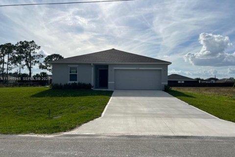House in Lehigh Acres, Florida 4 bedrooms № 2017422 - photo 2