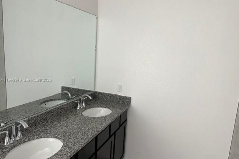 House in Lehigh Acres, Florida 4 bedrooms № 2017422 - photo 8