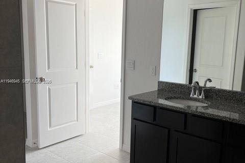 House in Lehigh Acres, Florida 4 bedrooms № 2017422 - photo 11