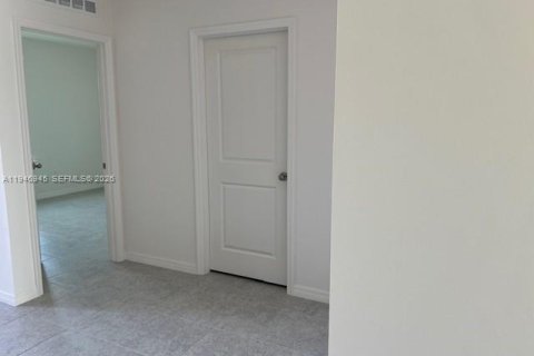 House in Lehigh Acres, Florida 4 bedrooms № 2017422 - photo 4