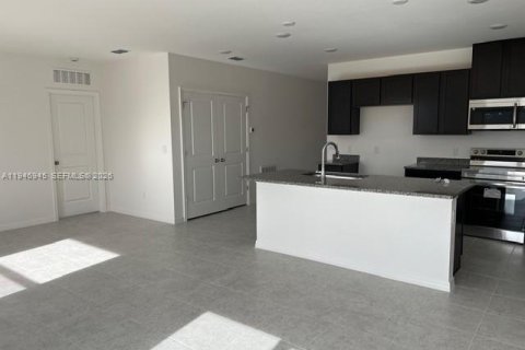 House in Lehigh Acres, Florida 4 bedrooms № 2017422 - photo 7