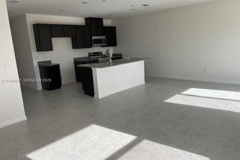 House in Lehigh Acres, Florida 4 bedrooms № 2017422 - photo 6