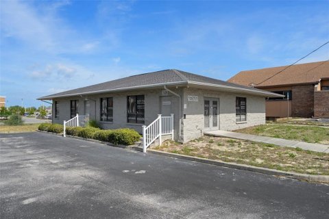 Commercial property in Spring Hill, Florida 211.82 sq.m. № 2111985 - photo 7