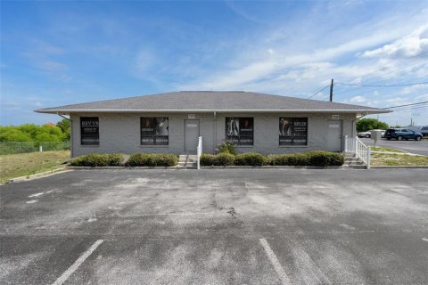 Commercial property in Spring Hill, Florida 211.82 sq.m. № 2111985