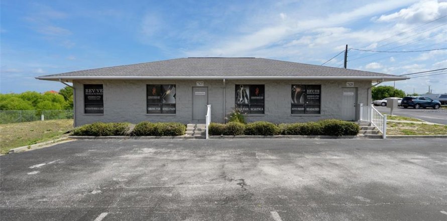 Commercial property in Spring Hill, Florida 211.82 sq.m. № 2111985