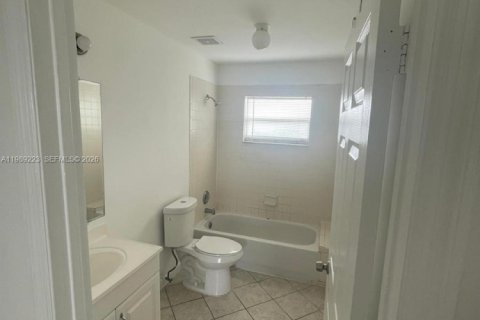 House in Fort Lauderdale, Florida 4 bedrooms, 120.77 sq.m. № 2062479 - photo 7