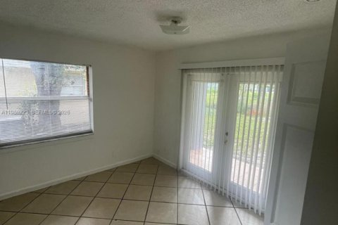 House in Fort Lauderdale, Florida 4 bedrooms, 120.77 sq.m. № 2062479 - photo 12