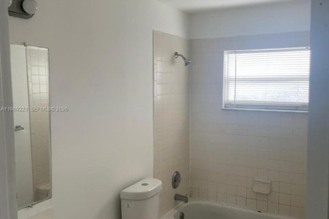 House in Fort Lauderdale, Florida 4 bedrooms, 120.77 sq.m. № 2062479 - photo 5