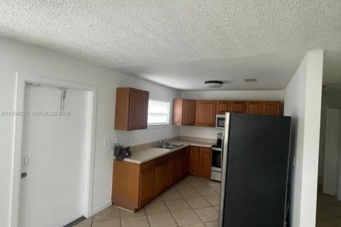 House in Fort Lauderdale, Florida 4 bedrooms, 120.77 sq.m. № 2062479 - photo 15