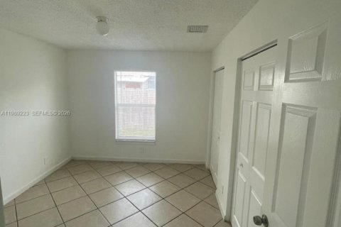 House in Fort Lauderdale, Florida 4 bedrooms, 120.77 sq.m. № 2062479 - photo 8