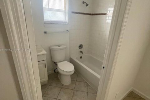 House in Fort Lauderdale, Florida 4 bedrooms, 120.77 sq.m. № 2062479 - photo 13