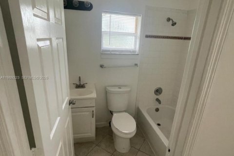 House in Fort Lauderdale, Florida 4 bedrooms, 120.77 sq.m. № 2062479 - photo 14