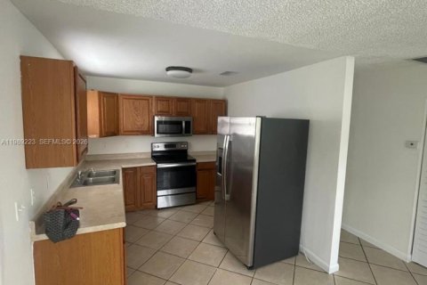 House in Fort Lauderdale, Florida 4 bedrooms, 120.77 sq.m. № 2062479 - photo 2