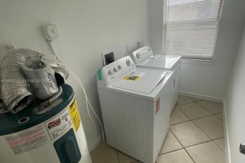 House in Fort Lauderdale, Florida 4 bedrooms, 120.77 sq.m. № 2062479 - photo 3