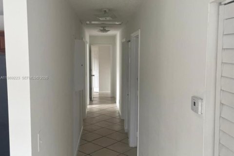 House in Fort Lauderdale, Florida 4 bedrooms, 120.77 sq.m. № 2062479 - photo 9