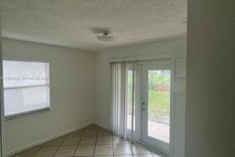 House in Fort Lauderdale, Florida 4 bedrooms, 120.77 sq.m. № 2062479 - photo 10