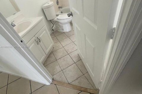 House in Fort Lauderdale, Florida 4 bedrooms, 120.77 sq.m. № 2062479 - photo 6