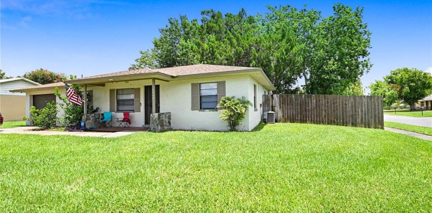 House in Cocoa, Florida 3 bedrooms, 97.83 sq.m. № 2155243