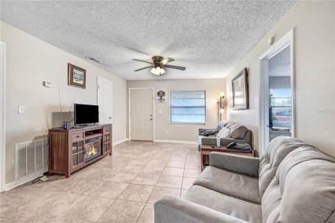 House in Cocoa, Florida 3 bedrooms, 97.83 sq.m. № 2155243 - photo 2