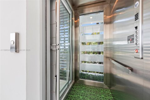 Villa ou maison à louer à Miami Beach, Floride: 6 chambres, 723.62 m2 № 2169613 - photo 24