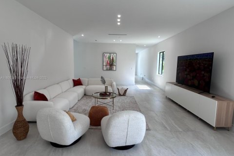 House in Plantation, Florida 5 bedrooms, 571.63 sq.m. № 1232370 - photo 27