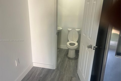 Снять в аренду коммерческую недвижимость в Катлер-Бей, Флорида 65.03м2, № 1992657 - фото 10