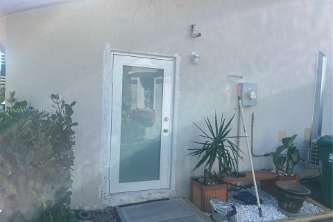 Снять в аренду коммерческую недвижимость в Катлер-Бей, Флорида 65.03м2, № 1992657 - фото 1