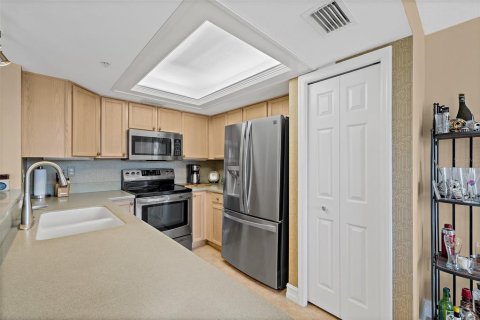 Condo in Cape Canaveral, Florida, 3 bedrooms  № 2106558 - photo 8