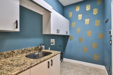 House in Port Orange, Florida 4 bedrooms, 266.07 sq.m. № 2210309 - photo 15