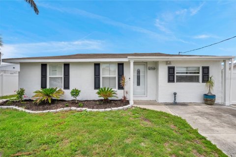 House in Hudson, Florida 4 bedrooms, 148.55 sq.m. № 1813618 - photo 1