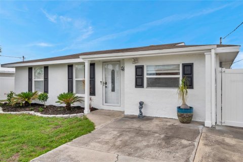 House in Hudson, Florida 4 bedrooms, 148.55 sq.m. № 1813618 - photo 3