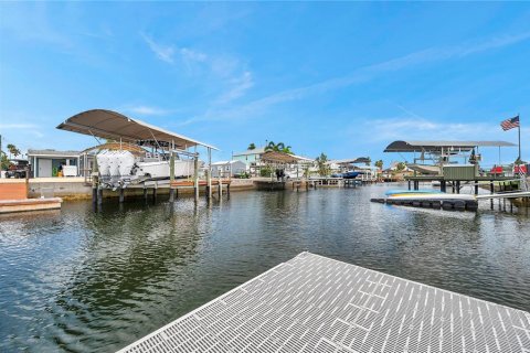 House in Hudson, Florida 4 bedrooms, 148.55 sq.m. № 1813618 - photo 9