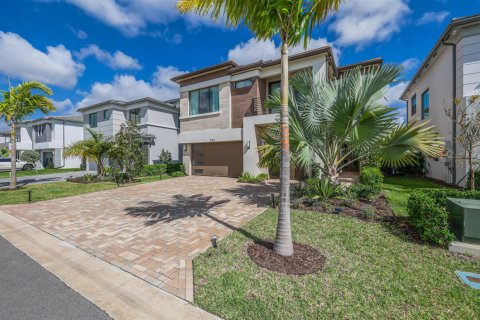 House in Boca Raton, Florida 5 bedrooms, 342.53 sq.m. № 2086541 - photo 2