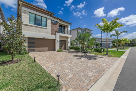 House in Boca Raton, Florida 5 bedrooms, 342.53 sq.m. № 2086541 - photo 3