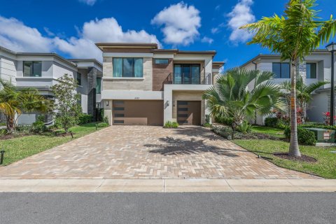 House in Boca Raton, Florida 5 bedrooms, 342.53 sq.m. № 2086541 - photo 1