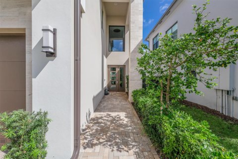 House in Boca Raton, Florida 5 bedrooms, 342.53 sq.m. № 2086541 - photo 4