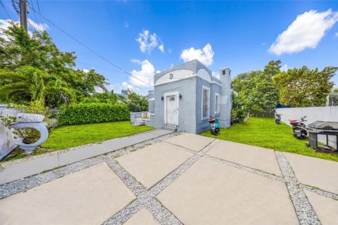 Коммерческая недвижимость в Майами, Флорида 125.79м2 № 2050847