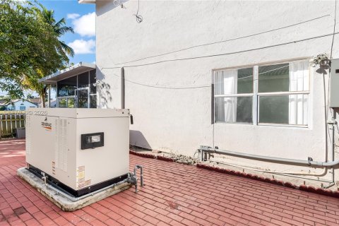 Casa en venta en Sunrise, Florida, 5 dormitorios, 261.98 m2 № 2027199 - foto 22