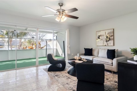 Casa en venta en Sunrise, Florida, 5 dormitorios, 261.98 m2 № 2027199 - foto 9