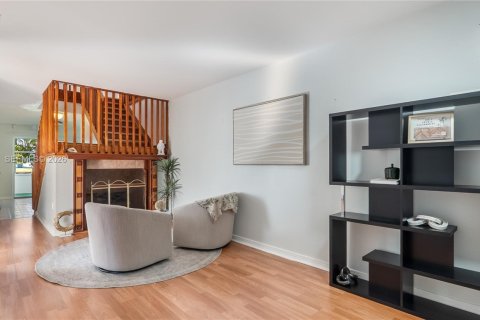 Casa en venta en Sunrise, Florida, 5 dormitorios, 261.98 m2 № 2027199 - foto 2