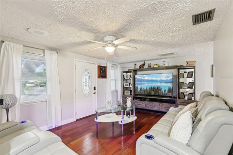 House in New Port Richey, Florida 3 bedrooms, 167.22 sq.m. № 1915043 - photo 3