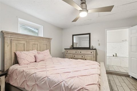 House in New Port Richey, Florida 3 bedrooms, 167.22 sq.m. № 1915043 - photo 13