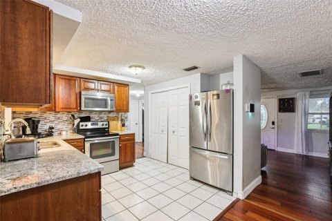 House in New Port Richey, Florida 3 bedrooms, 167.22 sq.m. № 1915043 - photo 7