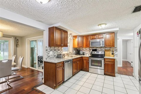 House in New Port Richey, Florida 3 bedrooms, 167.22 sq.m. № 1915043 - photo 5