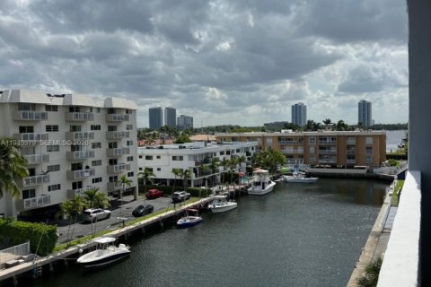 Copropriété à vendre à North Miami Beach, Floride: 1 chambre, 60.57 m2 № 2004277 - photo 8