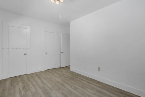 Casa en alquiler en Miami, Florida, 2 dormitorios, 70.98 m2 № 1953720 - foto 9