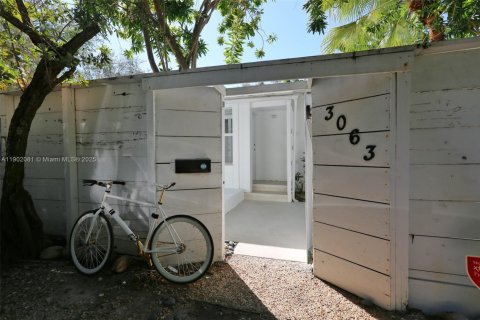 Casa en alquiler en Miami, Florida, 2 dormitorios, 70.98 m2 № 1953720 - foto 2