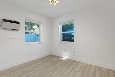 Casa en alquiler en Miami, Florida, 2 dormitorios, 70.98 m2 № 1953720 - foto 11